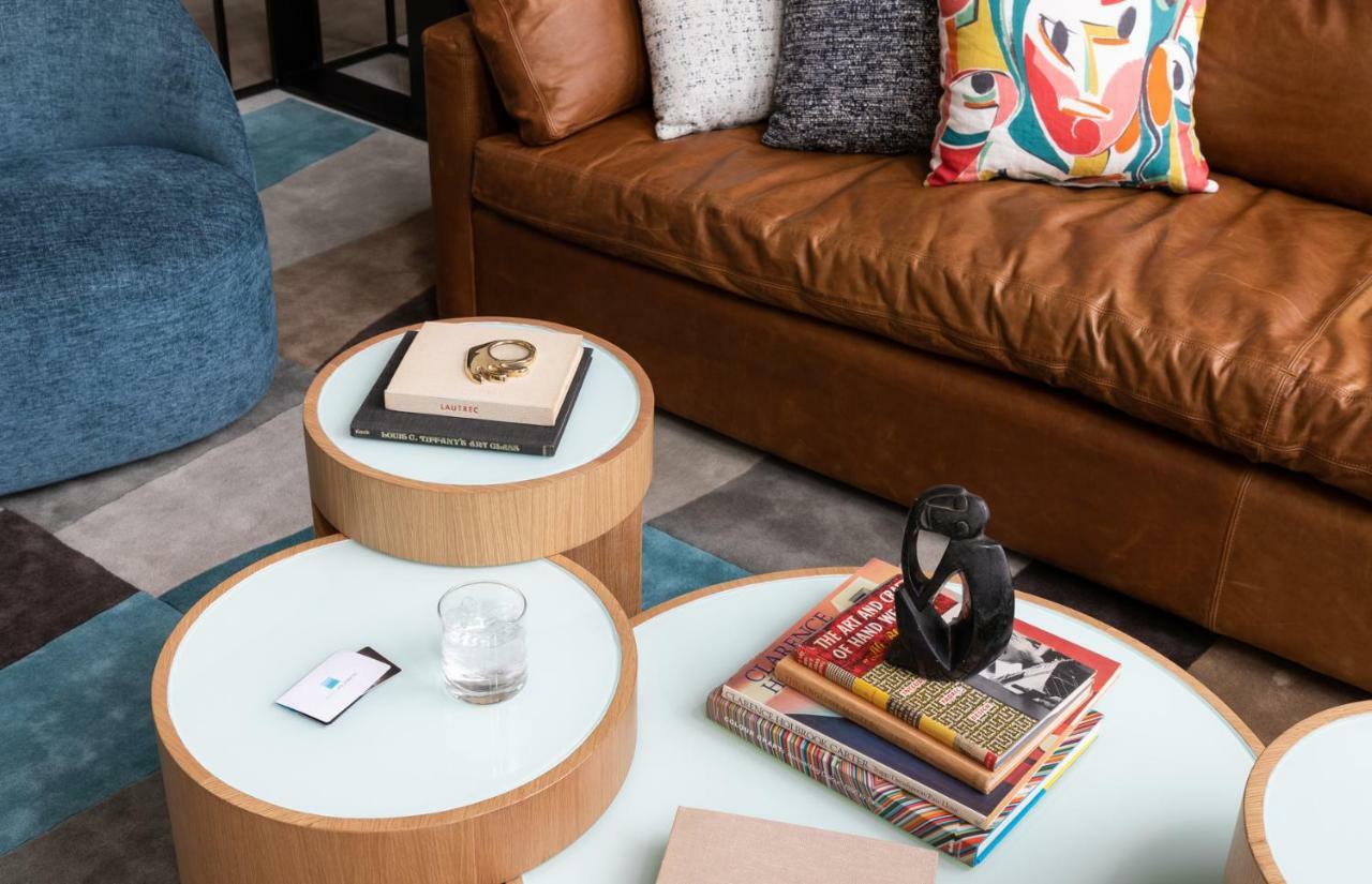 Hotel Murano Tacoma Exterior foto A coffee table with a stack of books